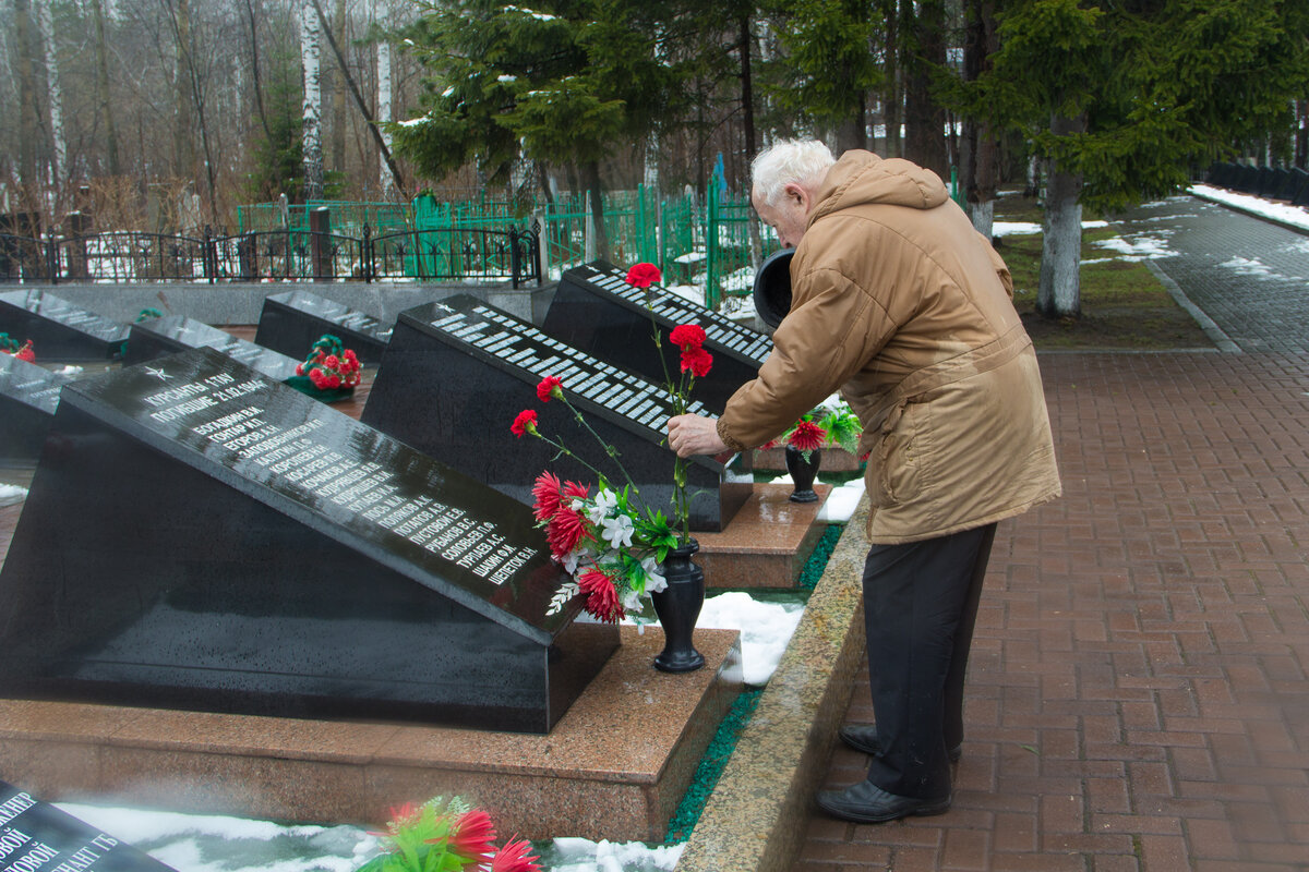 Южное кладбище памятники. Южное мемориальное кладбище Томск. Южное кладбище Томск. Южное кладбище Томск захоронение. Южное кладбище мемориал.