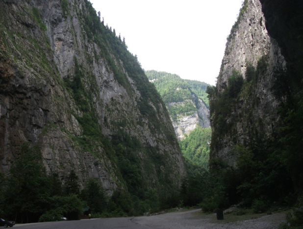 Абхазия, начало маршрута к высокогорному озеру Мзы