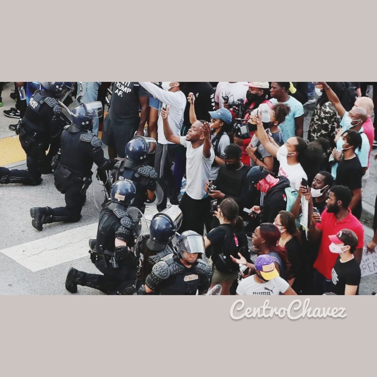 Полицейские встают на колени перед протестующими