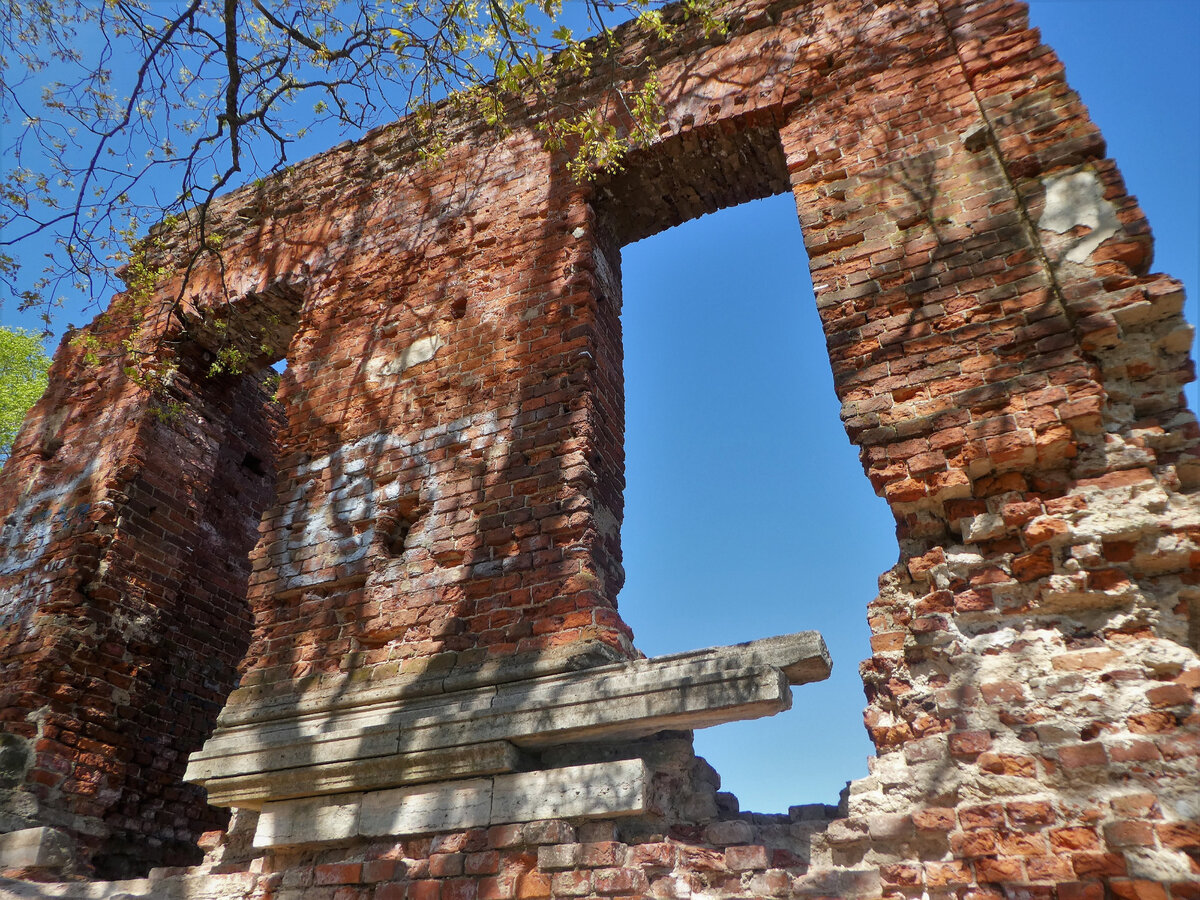 Павловский парк руины. Руино. Видземе крепость развалины. Виган филиппины развалины. Руины церкви всеволожск.