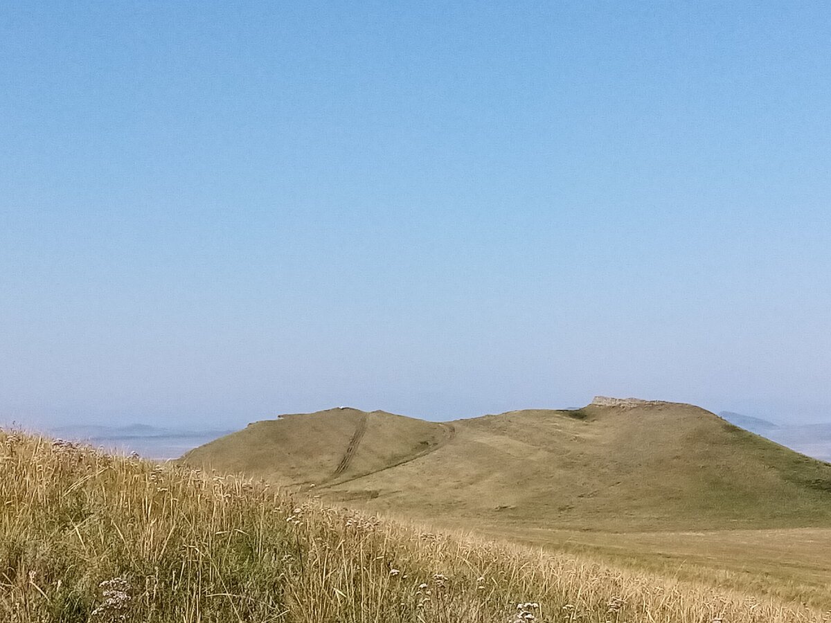 Вот он, Унюк! И дороги, которые ведут на самую вершину. Правда, туда нам пришлось подниматься пешком: наша "девочка-гранаточка" наотрез отказалась взбираться под таким углом.