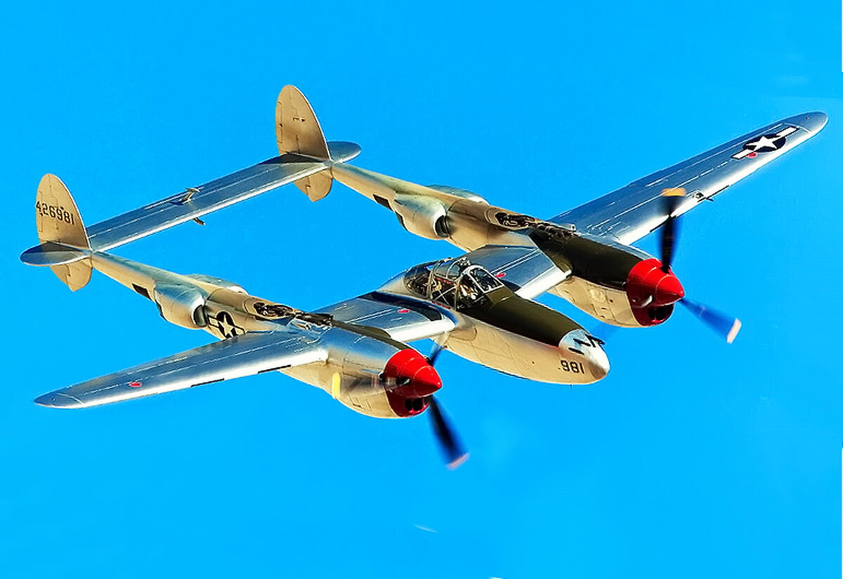 Lockheed P-38 Lightning - американский тяжёлый двухмоторный истребитель.