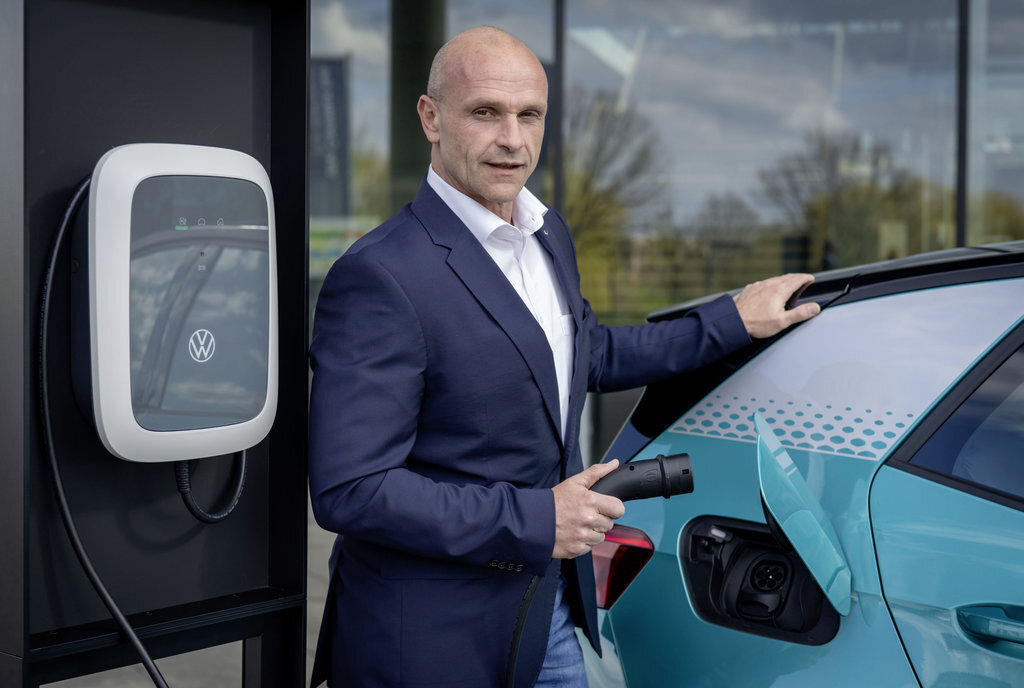 E-mobility Board Member Thomas Ulbrich and the Volkswagen ID. Charger. Фото Volkswagen