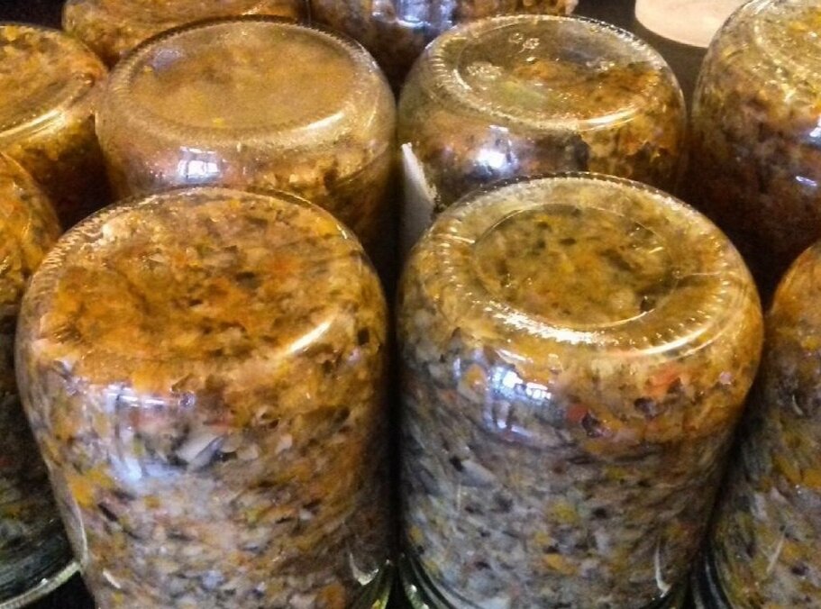 Грибную икру можно использовать как начинку в пироги, подавать как гарнир, или в виде закуски