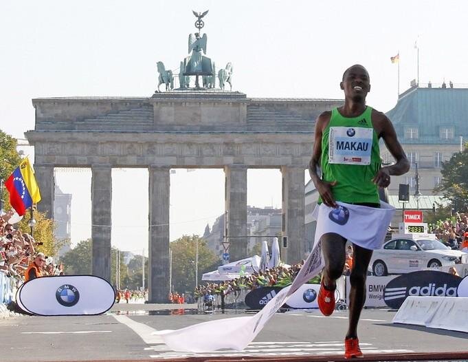 Представители Африки и Кении в частности часто будут встречаться вам в этом списке. Патрик Макау – фактически самый выносливый в мире бегун, который сумел поставить рекорд в ходе марафонского забега на42 195 метров. Берлинский марафон в 2011 году дался ему за 2 ч 3 м 38 с.