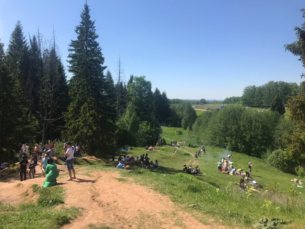 Много туристов