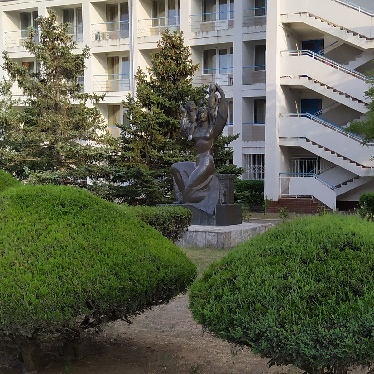 Мамаша в кустах