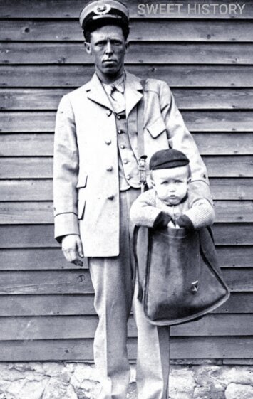 Почтальон с ребёнком