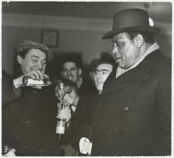 СССР был последовательным и непримиримым противником колониализма и расового угнетения. Тем чудовищнее и позорнее выглядит современный русский расизм. На фото: писатель Борис Полевой и певец Поль Робсон во время визита Робсона в Москву. 1958 год.