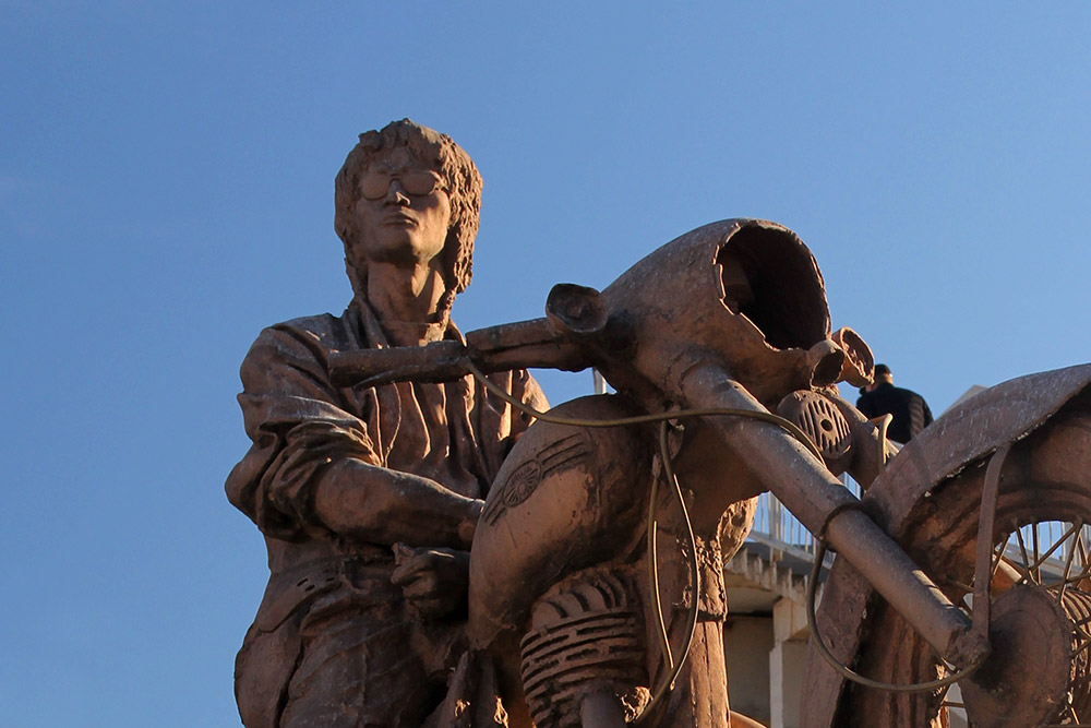 Памятник цою в окуловке. Памятник Цою в Окуловке Новгородская область. Памятник Виктору Цою (Окуловка). Памятник Цою на мотоцикле в Окуловке.