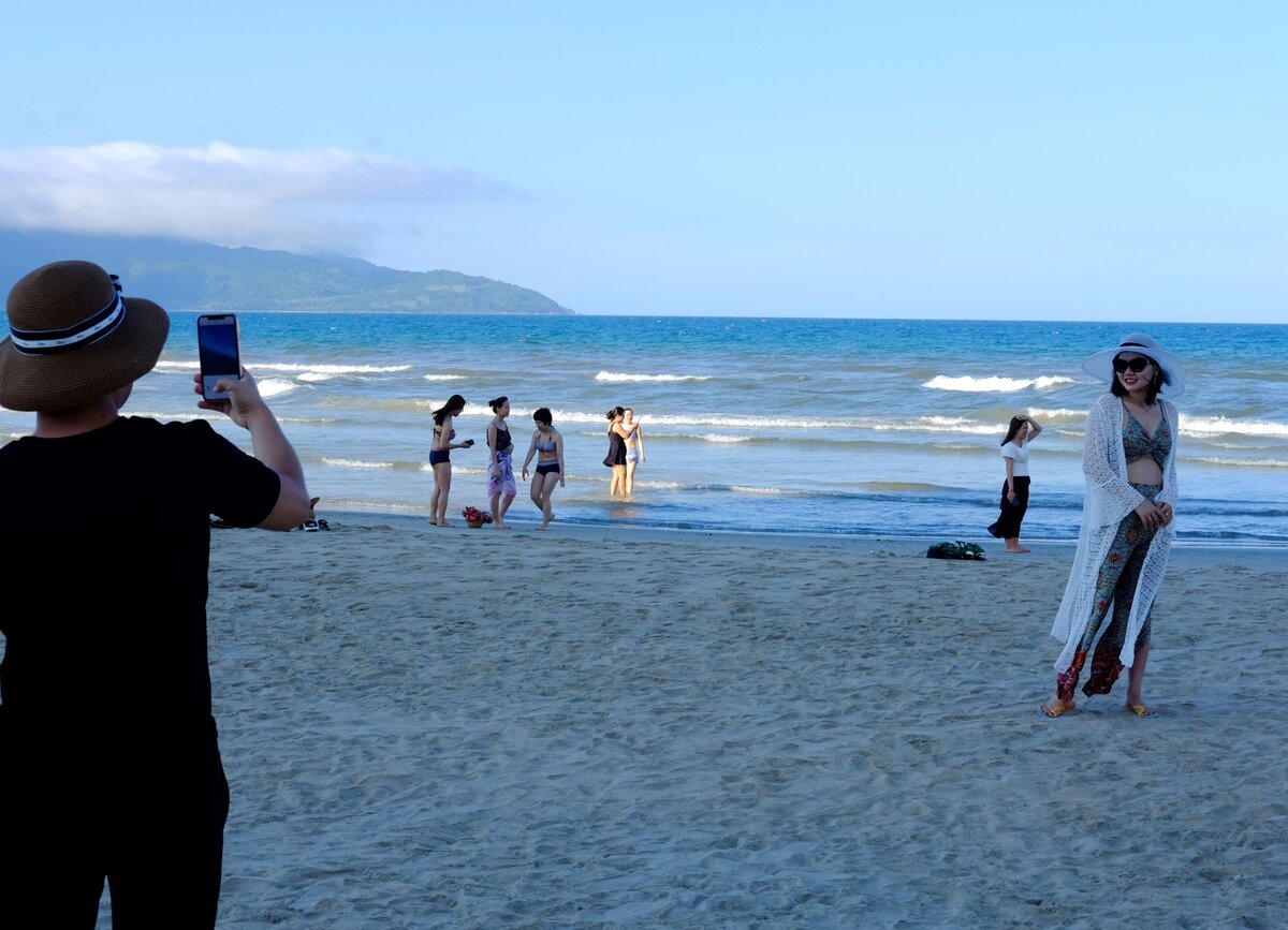 Логика: местным жителям позировать на фоне море и фотографироваться ни к чему!
Да и слишком нарядные эти "фотомодели"!