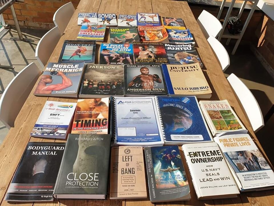 
В Америке с печатным материалом немного лучше, и интереснее. Учебники и мануалы пишут бывшие ЦРУшники, ФБРовцы и полицейские всяких департаментов. Интерес представляют появляющиеся мемуары бывших сотрудников личной охраны из Secret Service. Для сравнения, в России такого уровня были опубликованы только три книги телохранителей самой высокой квалификации. Я считаю, что с нашей стороны все-таки больше чувства ответственности за сохранение конфиденциальной информации, которая стала известна сотруднику личной охраны по роду профессиональной деятельности.