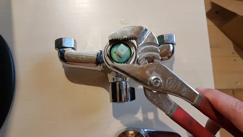 Забился смеситель на 3ий день. Рассказываю как почистить | Дмитрий ...