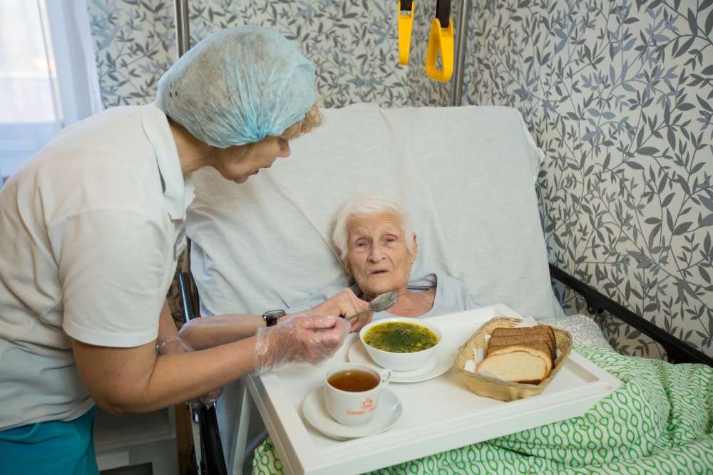 Пожилой человек отказывается от еды - причины, решение проблемы