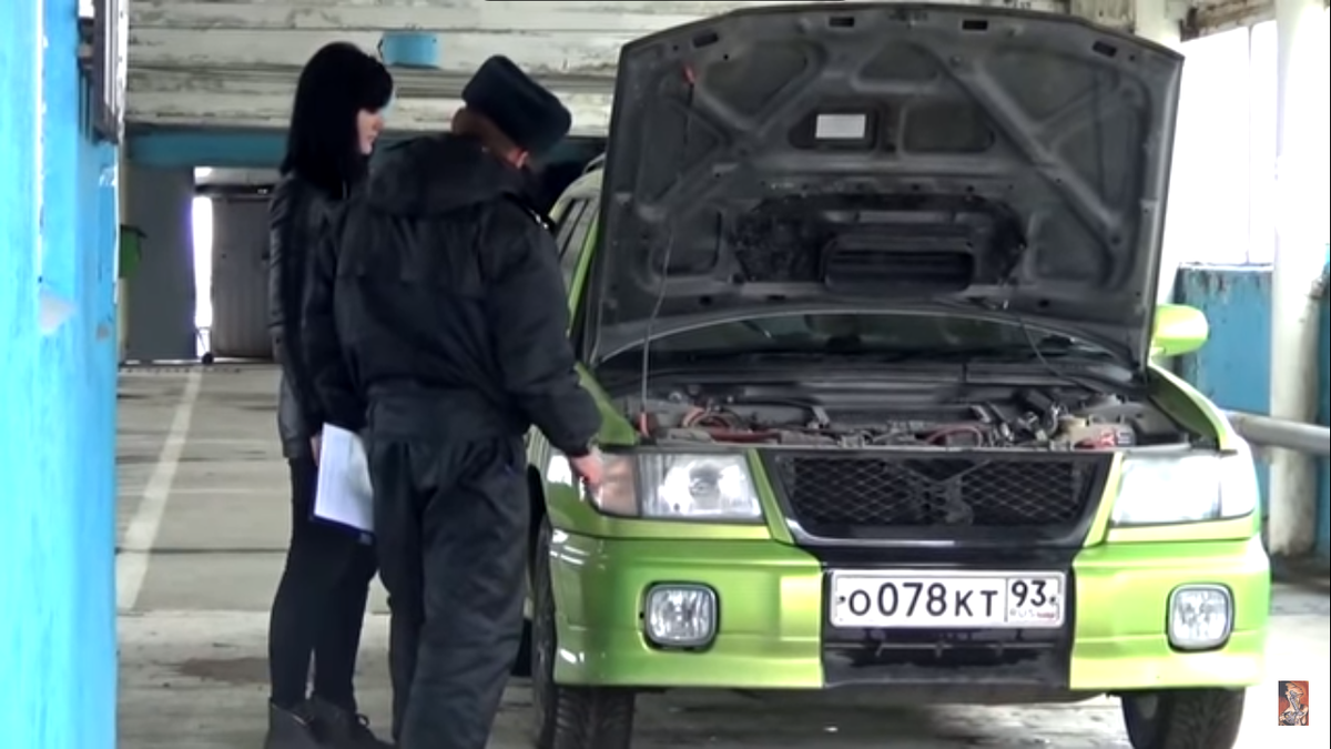 В ГИБДД автомобиль проходит проверку на соответствие номеров и на отсутствие в розыске