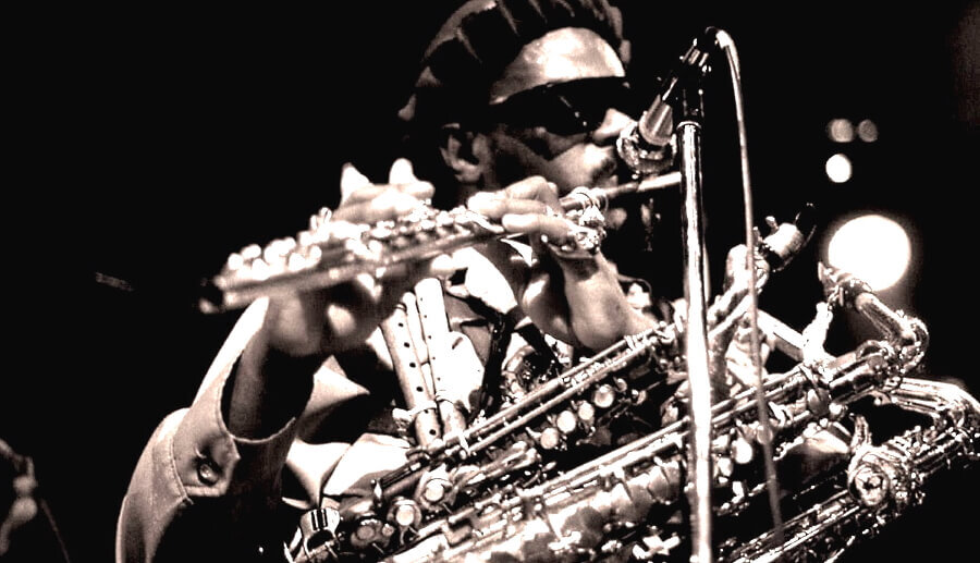 Роланд Керк. У него был сильный дефект зрения, его выводили за руку на сцену. Но играл он феноменально! 