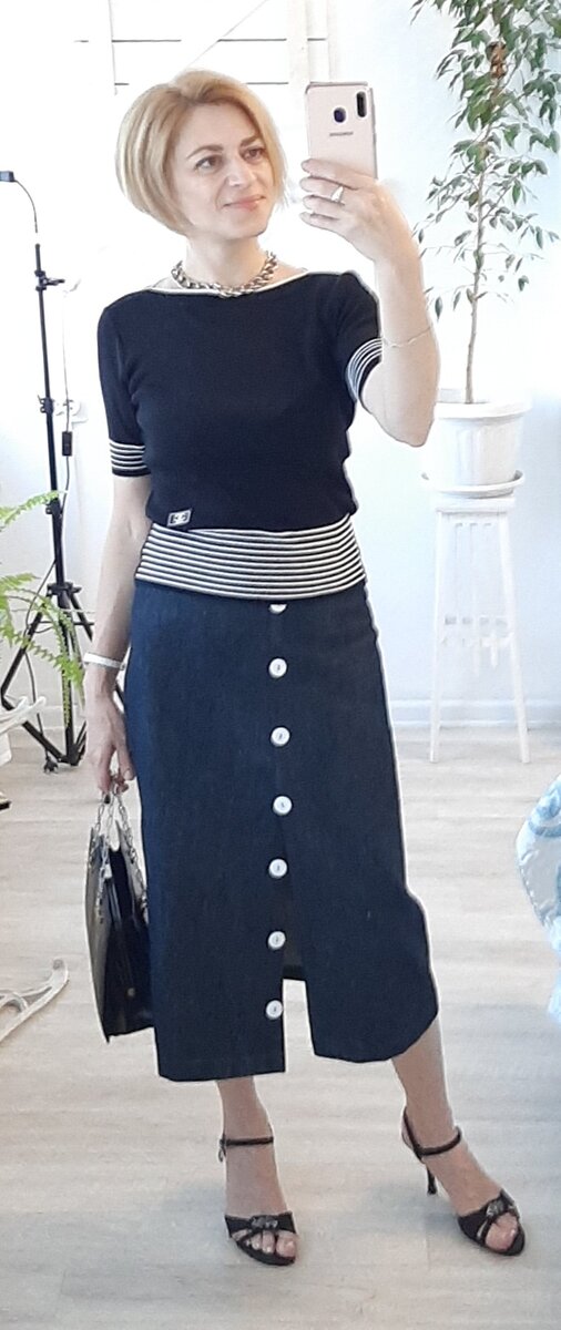 Юбка и  трикотажный топ  (топ, сумочка и босоножки -- чёрные).