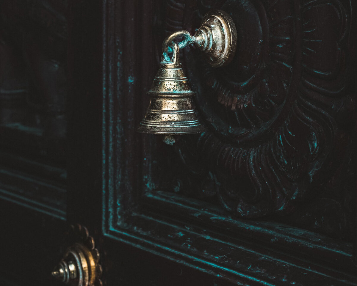 Звонок имеет смысл в декоративных целях, иначе он только уродует дверь