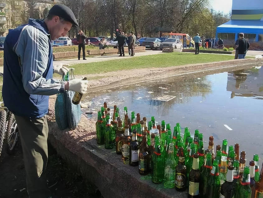 Приемка бутылке. Собирает бутылки. Бомж собирает бутылки. Сбор пустых бутылок. Сдавать бутылки.