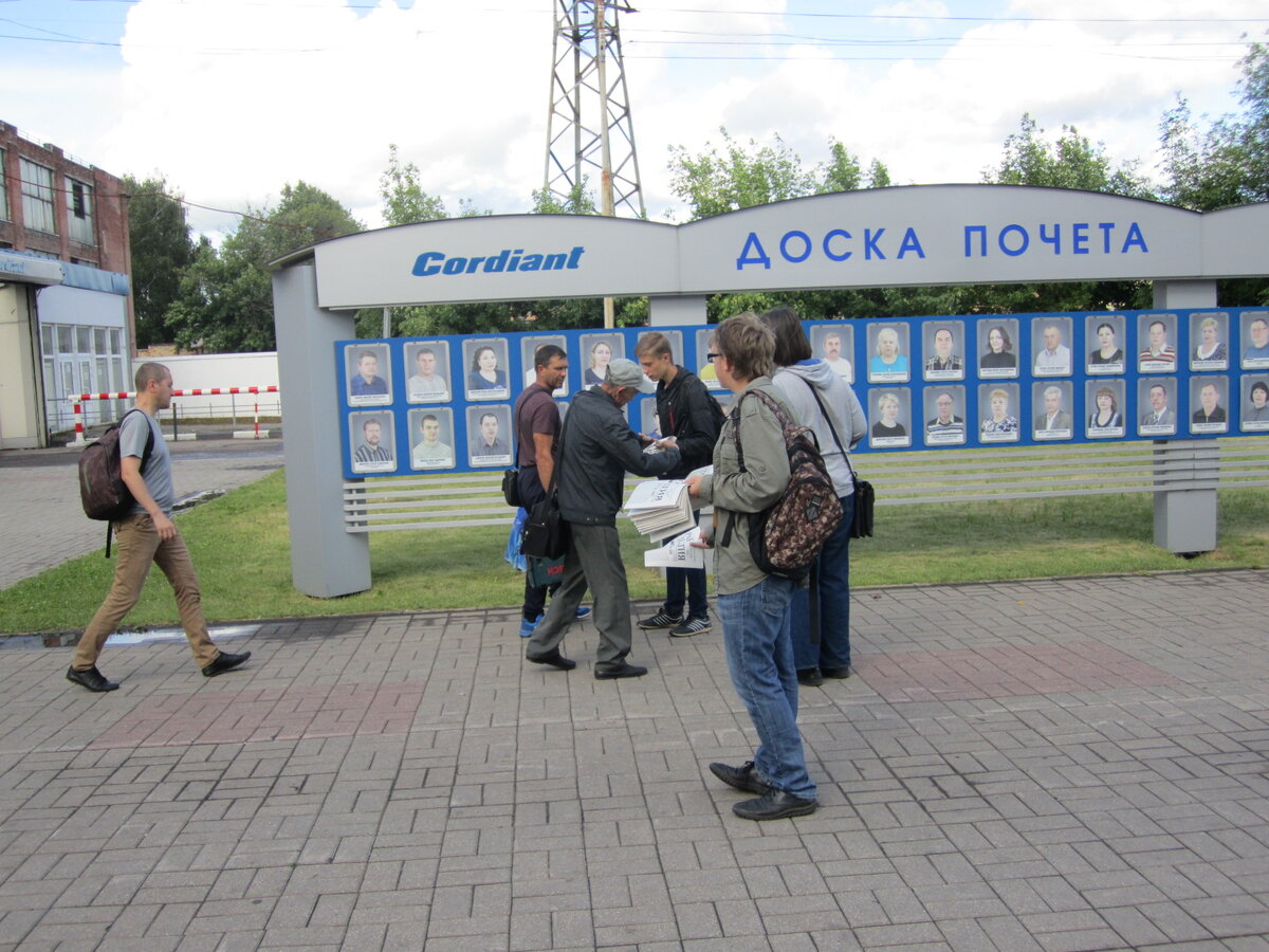 Раздача газет у Шинного завода в 2018 году.