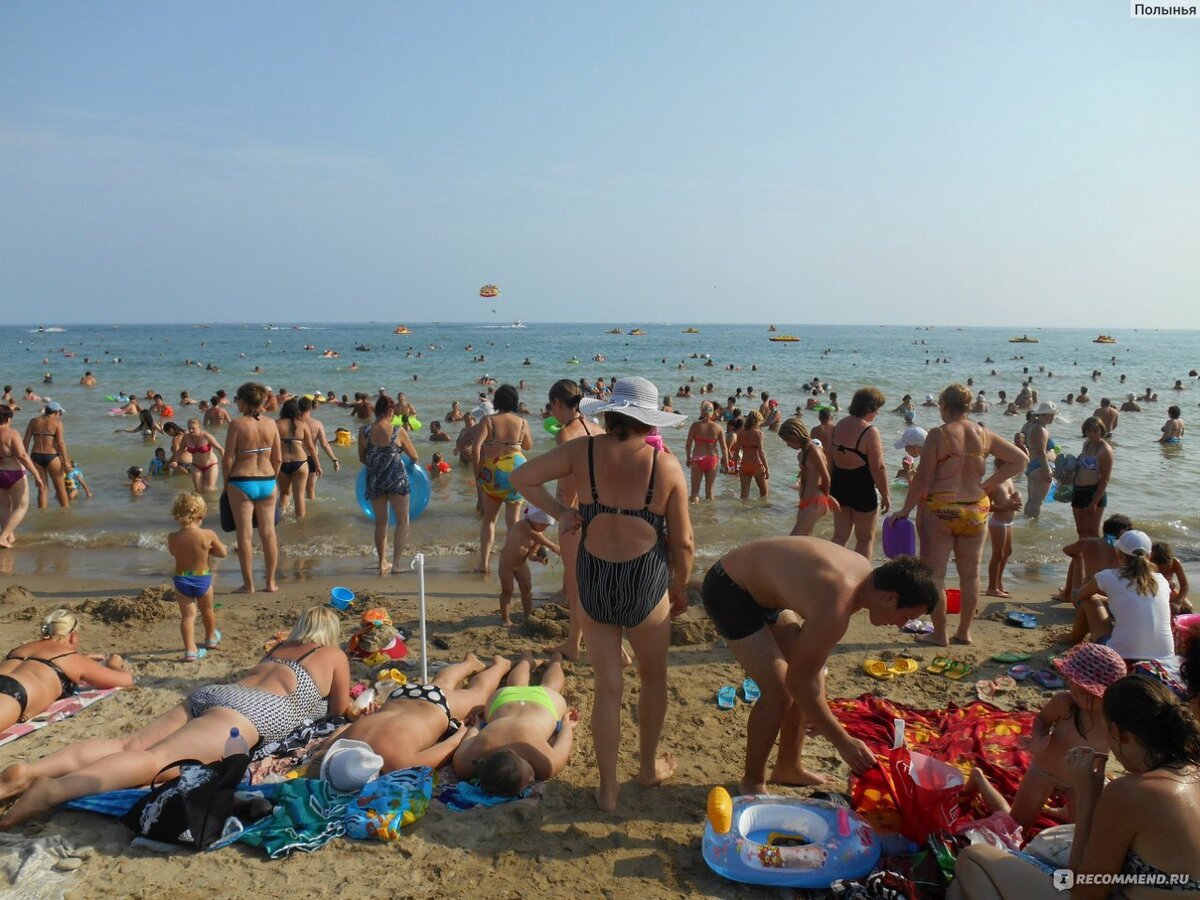 Пляжи края забиты людьми