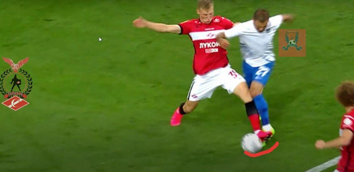В этом моменте защитник "Спартака" Маслов первый на мяче. Соответственно, он ставит ногу. Нападающий же "Сочи" Заика  упирается и спотыкается об ногу Маслова,выставленную РАНЬШЕ