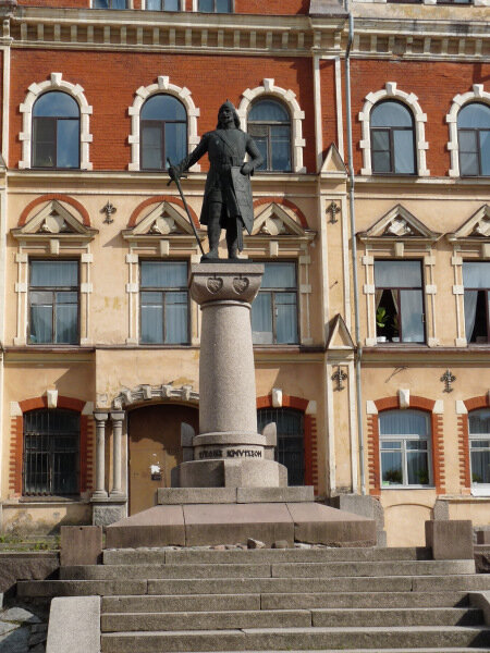 Памятник Торгиллю Кнуттсону - основателю Выборгского замка