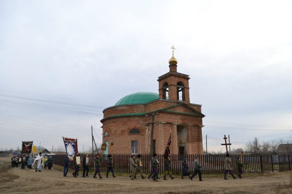 Крестный ход у храма Вознесения в Красном.