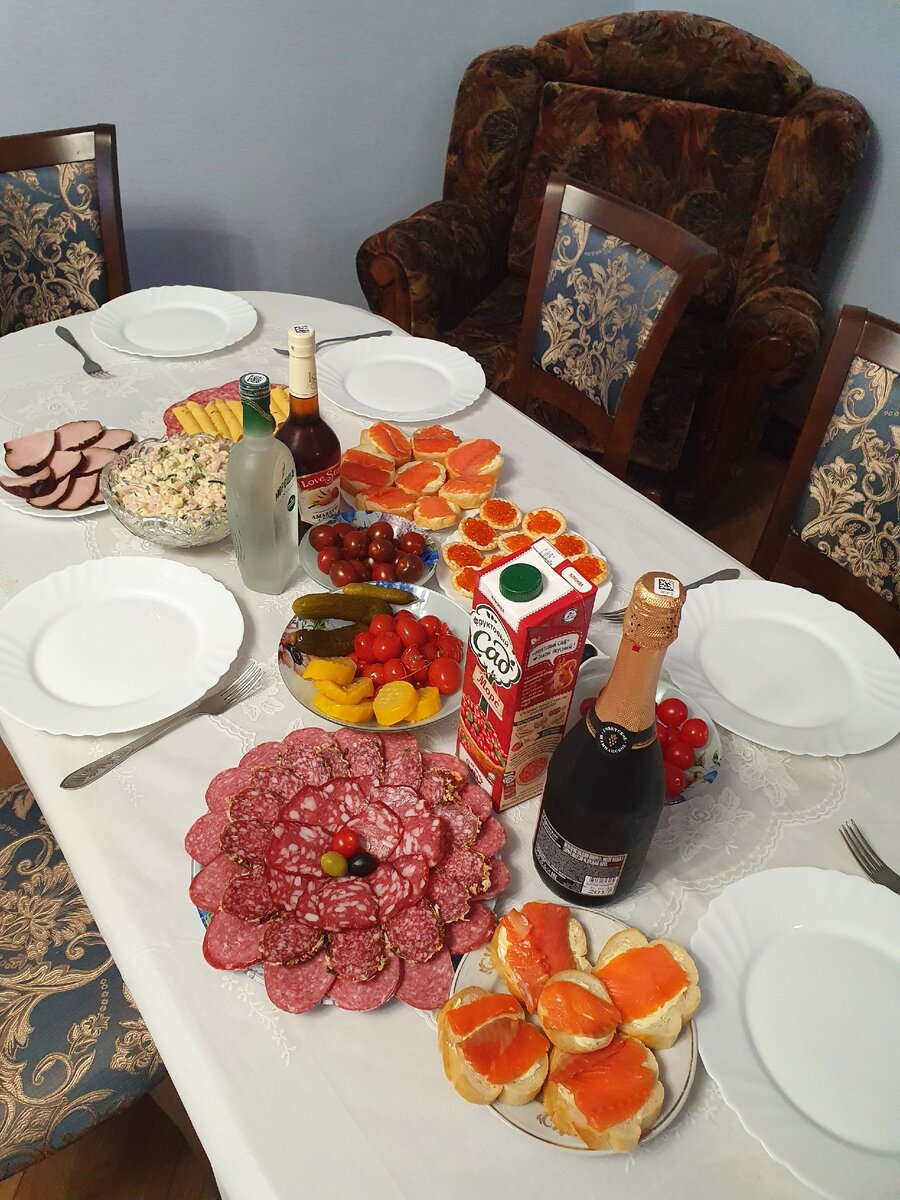 Такой стол нас ожидал