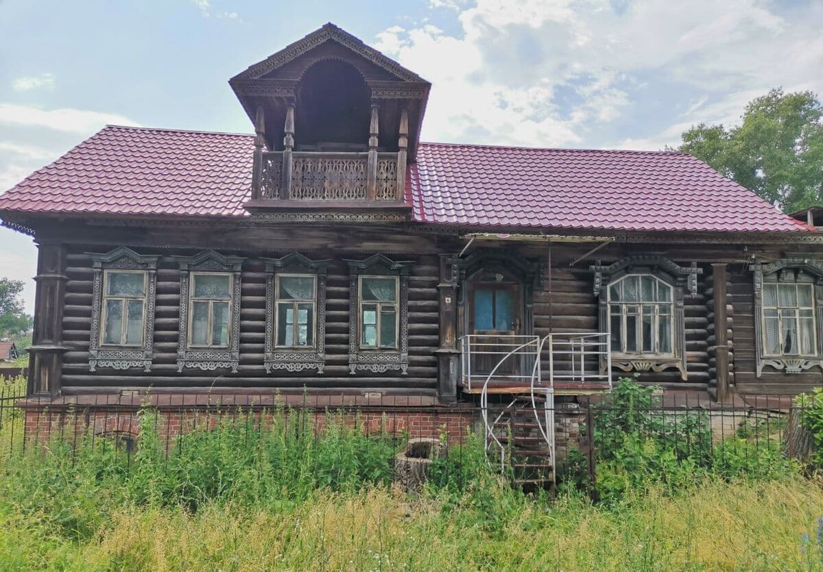 Посёлок со своим собственным замком, резными наличниками, морем черники, среди лесов, полей и озёр.