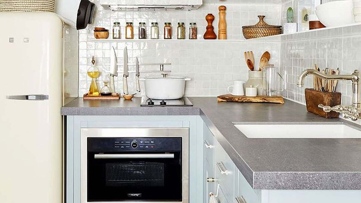 Компактный угловой гарнитур с холодильником.