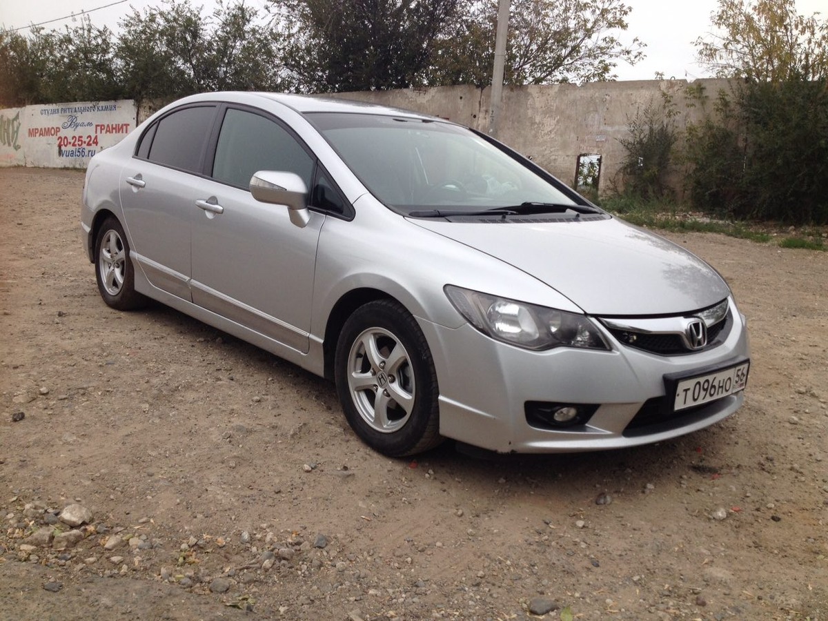 ЦВЕТ СЕРЕБРИСТЫЙ НЕ ОЧЕНЬ НРАВИТСЯ, НО ДЛЯ ЭТОЙ МАШИНЫ СМОТРИТСЯ САМОЕ ТО, АВТОМОБИЛЬ СБАЛАНСИРОВАННЫЙ. ДОСТАЛСЯ МНЕ В ПРЕКРАСНОМ КАК ВНЕШНЕМ ТАК И ТЕХНИЧЕСКОМ СОСТОЯНИИ