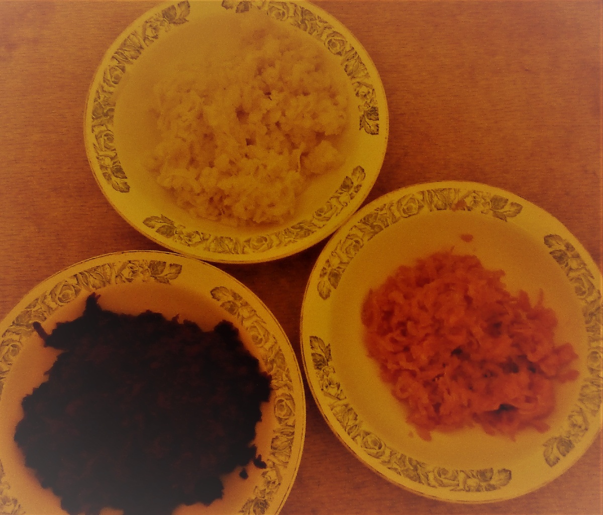 через терку морковь, свеклу и картофель