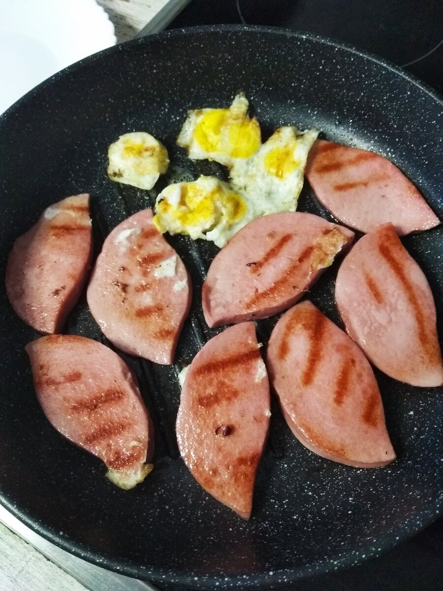 Вариант второй яичница из замороженного яйца)))) + жареная колбаса. Да у нас колбаса жарится и даже не разваливается. 