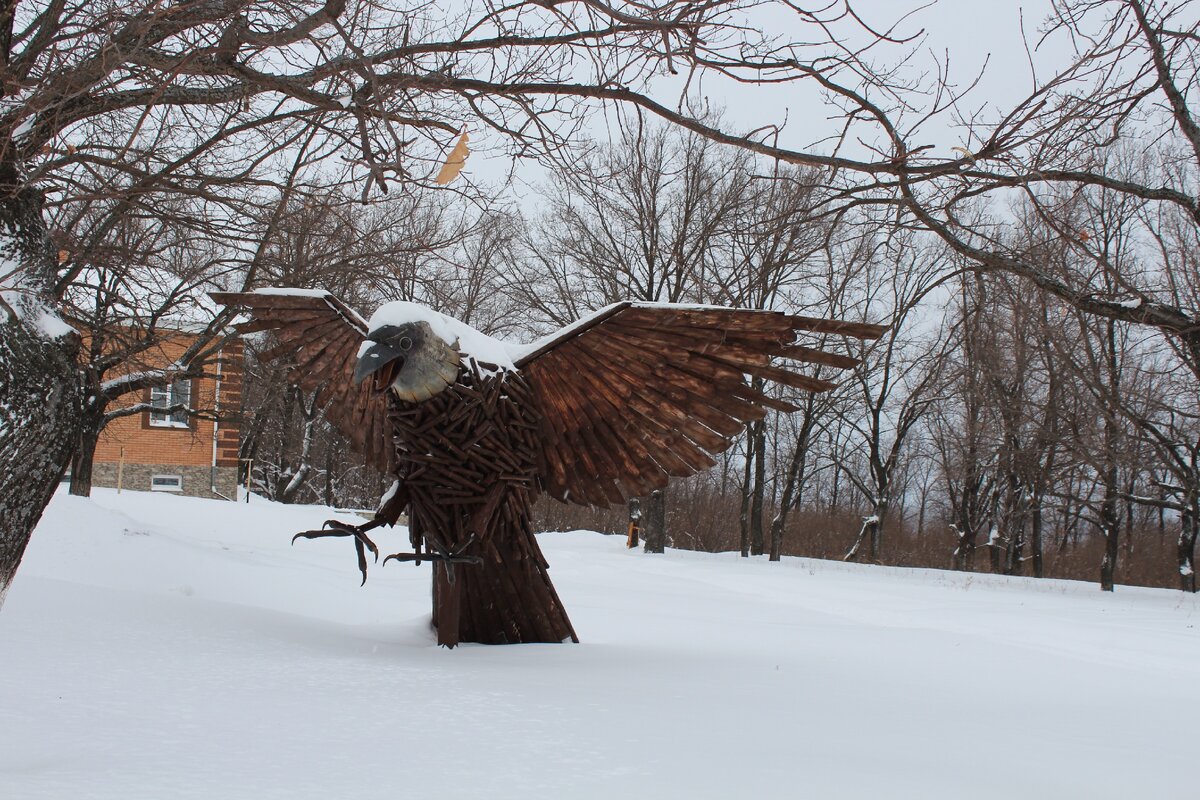Вот такой необычный артобъект попался мне на одной из актанышских улиц. Фото мое.