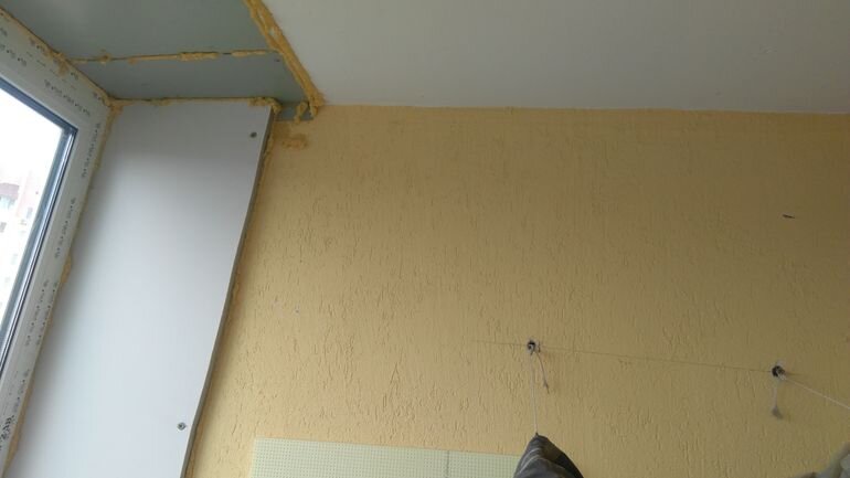 Первым делом сделали вынос. Тем самым получили широкий подоконник для размещения цветов, чаепития перед окном или работы за ноутбуком.