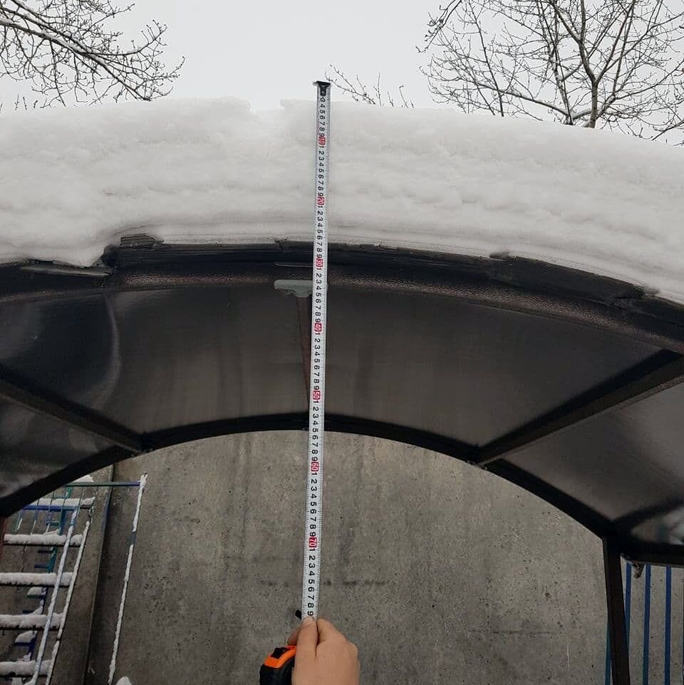 Снег на открытой арочной беседке с поликарбонатом