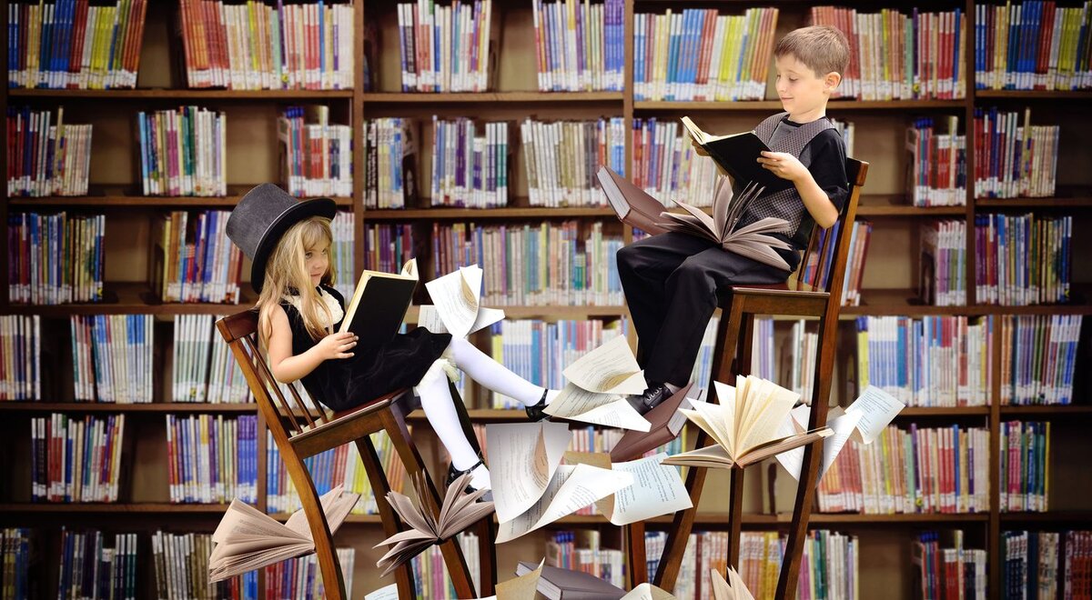 Выглядит читать. Дети в библиотеке. Читатели в библиотеке. Юные читатели библиотеки. Чтение в библиотеке.