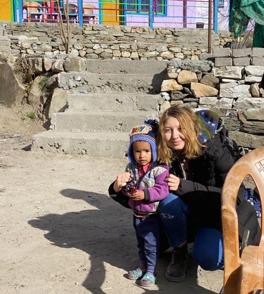 Для кого-то я очень умная и интересная, для кого-то слишком глупая. Для кого-то я "неудачница, которая не может найти нормальную работу и мужа", для кого-то "молодец, что путешествует и развивается". Каждый вас будет видеть лишь через личную призму восприятия, и поэтому РАССЛАБЬТЕСЬ и не обращайте внимание :)