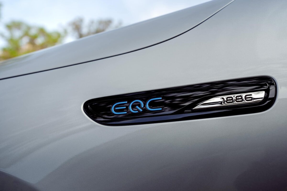 Это самый эксклюзивный электромобиль в россии это Mercedes EQC,не простая согласитесь.
Это лимитированная версия 1886, такая тачка единственная в россии.-2