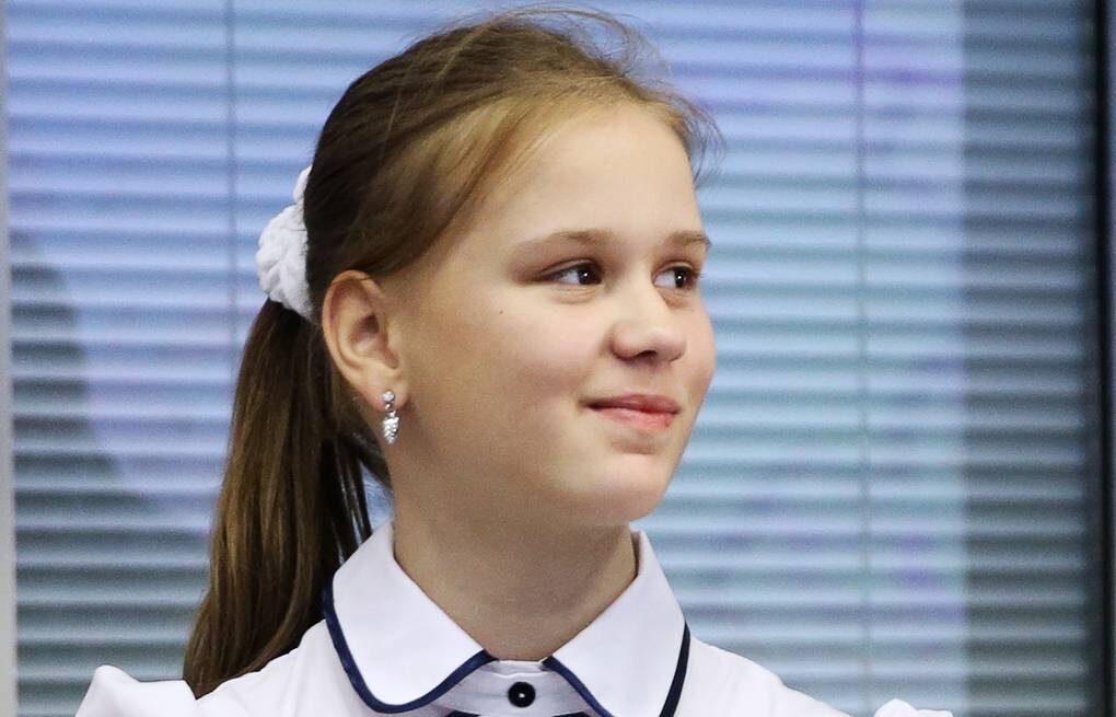                                          Юля - живет с бабушкой и братом.