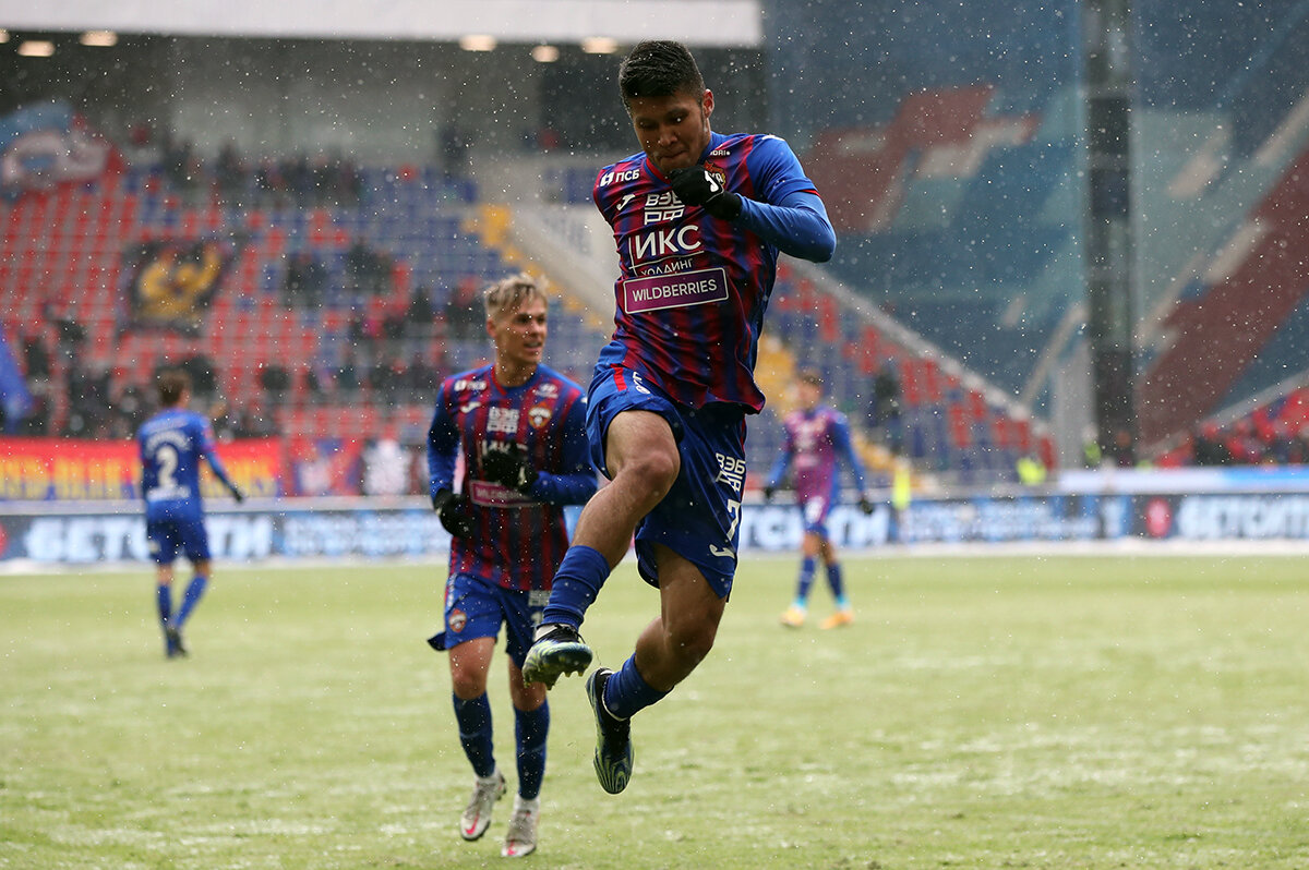 Ахметов празднует гол