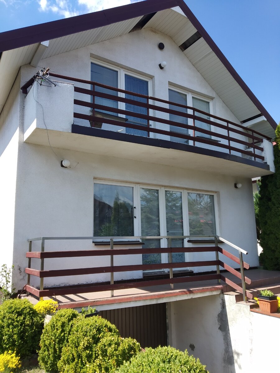 Это дача моей знакомой. Она  постоянно жалуется на плесень, холод и дороговизну содержания. А дом построен по ее собственному проекту! 