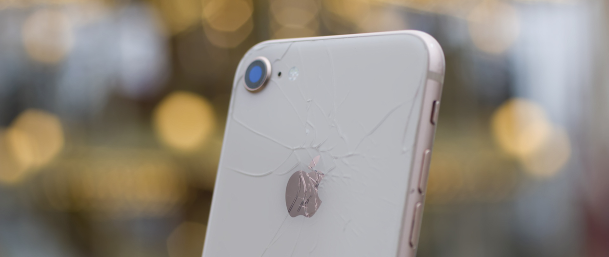 iPhone 8 с разбитым стеклом сзади