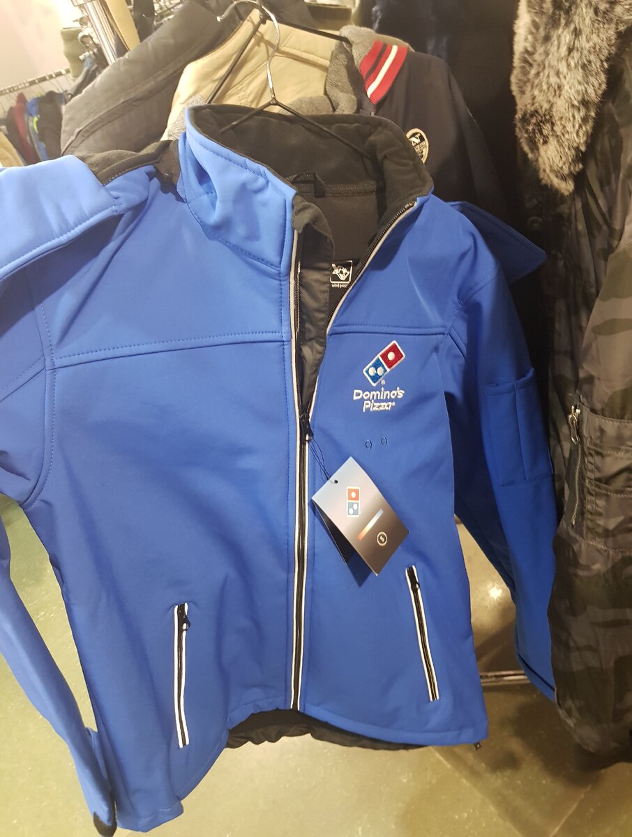 Куртка работника пиццерии Domino's pizza. Классно сшитая и абсолютно новая, внутри флис. Чесслово, подумываю купить :)) Она тяжёлая, сейчас цена за кг 2700 руб. Куртка весит около кг. Жду скидок, может куплю :) Фото автора 