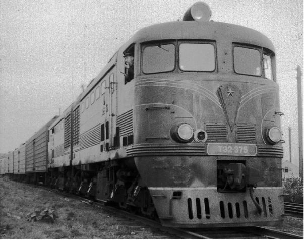 Тепловоз ТЭ2-375 с грузовым составом. 1960-е года. Источник: https://ru.wikipedia.org/wiki/ТЭ2#/media/Файл:TE2-375_1960-s.jpg