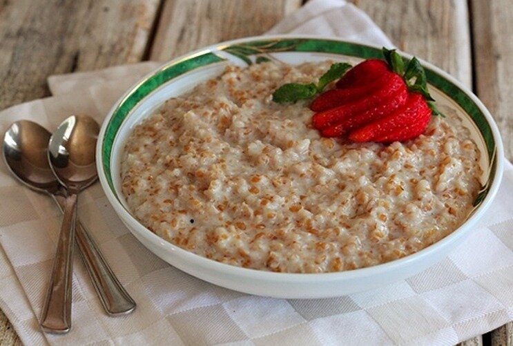 Каша из пшеничной крупы со сливками и клубникой.