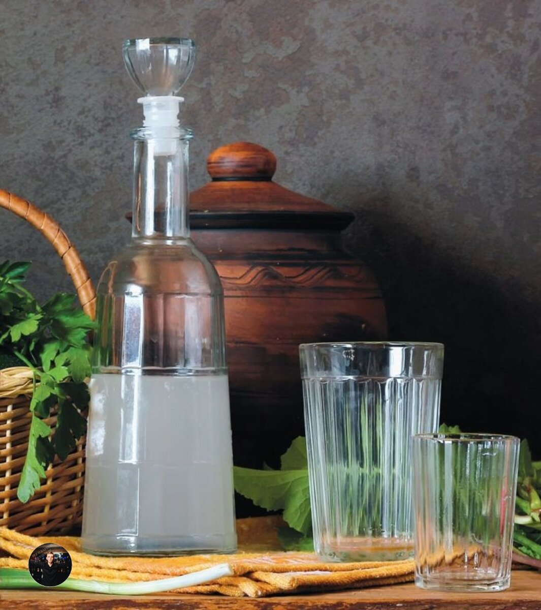 Самогон это пары холодного спирта, выделяющийся в результате нагрева и долгого кипения спиртовой массы. Спиртовую массу (т.е. брагу) получают в результате приготовления самогона путём брожения сахара, яблок, груш и других различных продуктов содержащие в своём составе сахар или же осахаренные крахмальные вещества.