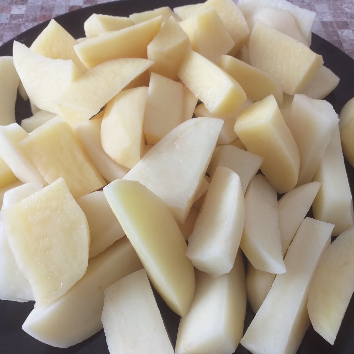 Нарезаем картофель