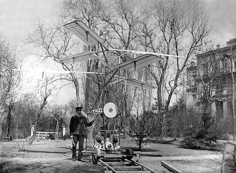 Хорошо видно, что при проектировании вертолета Сикорский вдохновлялся рисунками Леонардо Да Винчи 